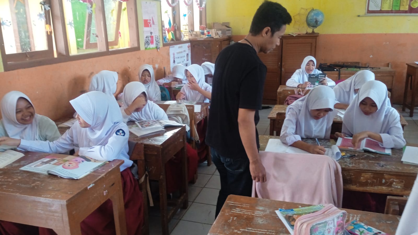 kegiatan memilih dan membaca buku