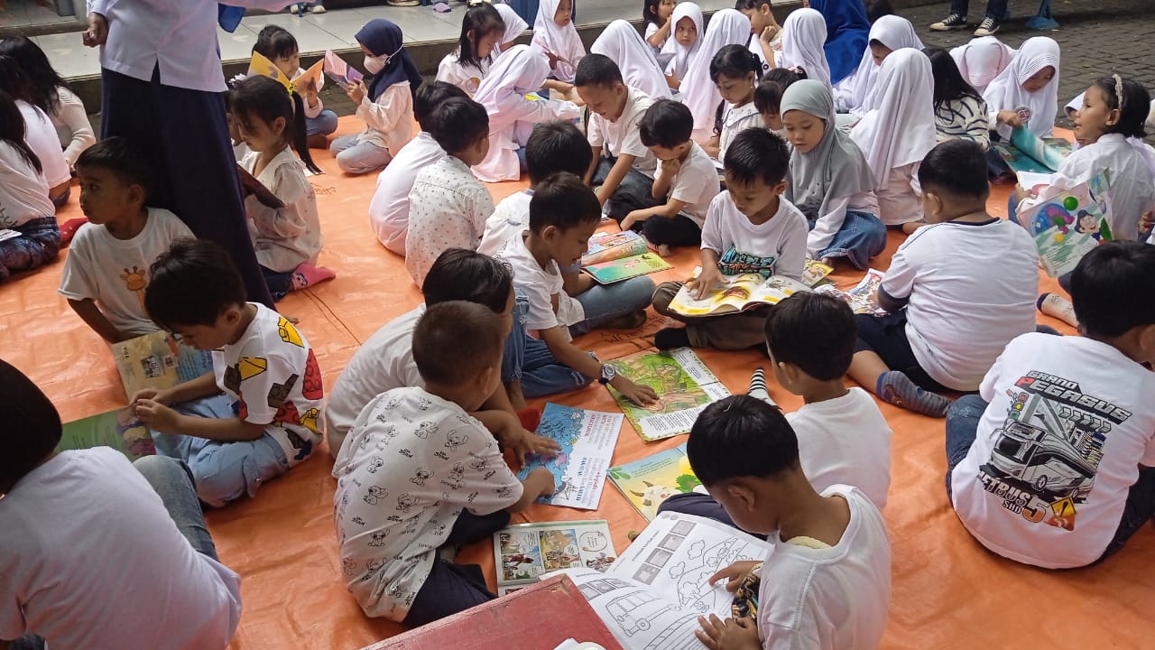 membaca buku 