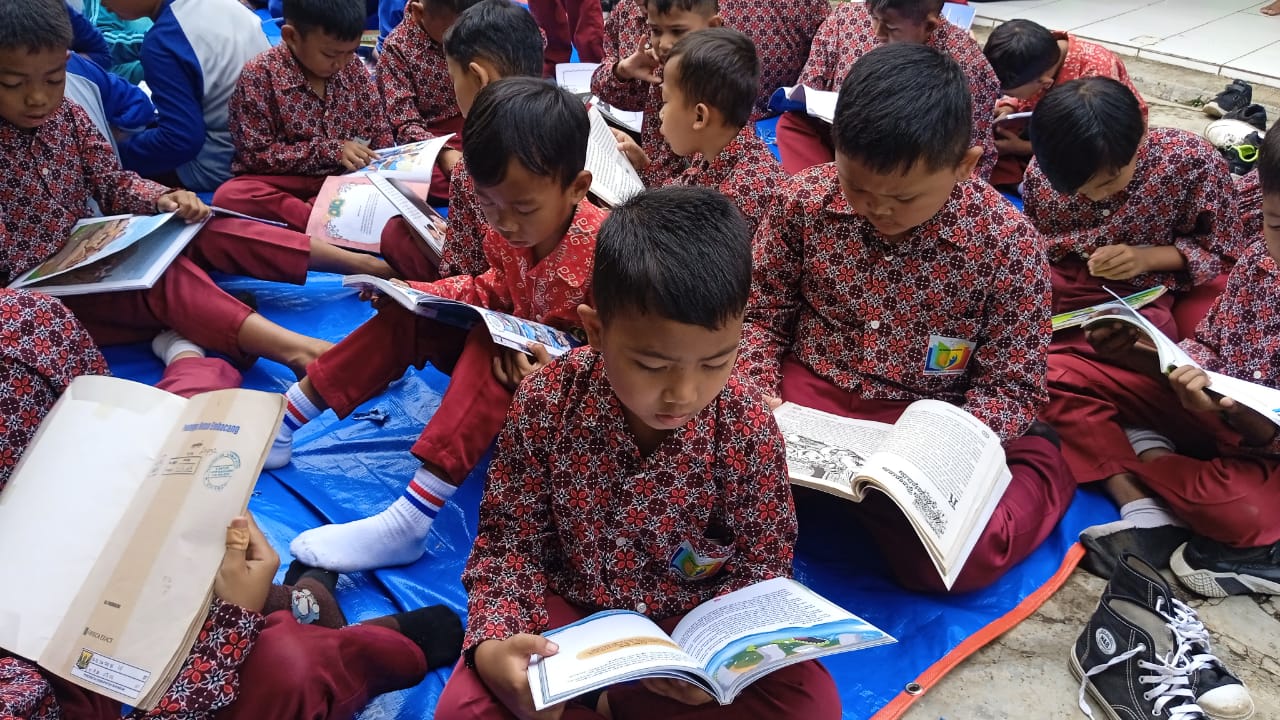 kegiatan membaca buku di SDN2 KALAPAREA