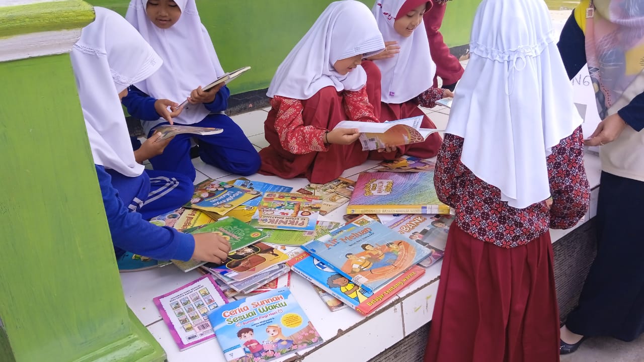 Kegiatan mebaca buku 